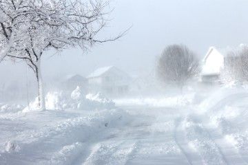 В связи с продолжающимися снегопадами на территории Александровского сельского поселения сохраняется опасность неконтролируемого схода снега с кровель